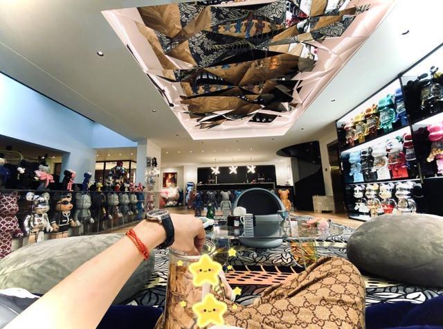 黄子韬|黄子韬再秀私人飞机，躺在专属床位上超舒适，内部富丽堂皇如宫殿