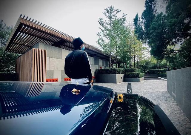 黄子韬|黄子韬再秀私人飞机，躺在专属床位上超舒适，内部富丽堂皇如宫殿