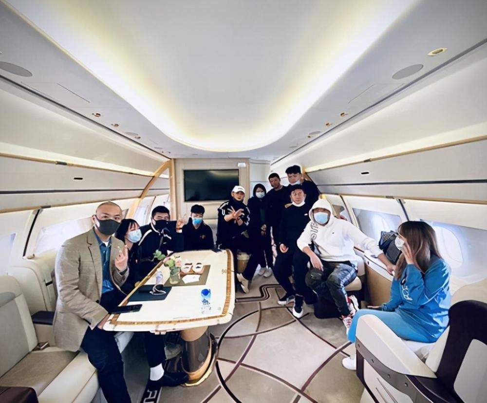 黄子韬|黄子韬再秀私人飞机，躺在专属床位上超舒适，内部富丽堂皇如宫殿
