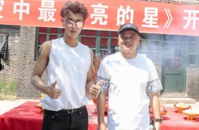 黄子韬|黄子韬再秀私人飞机，躺在专属床位上超舒适，内部富丽堂皇如宫殿