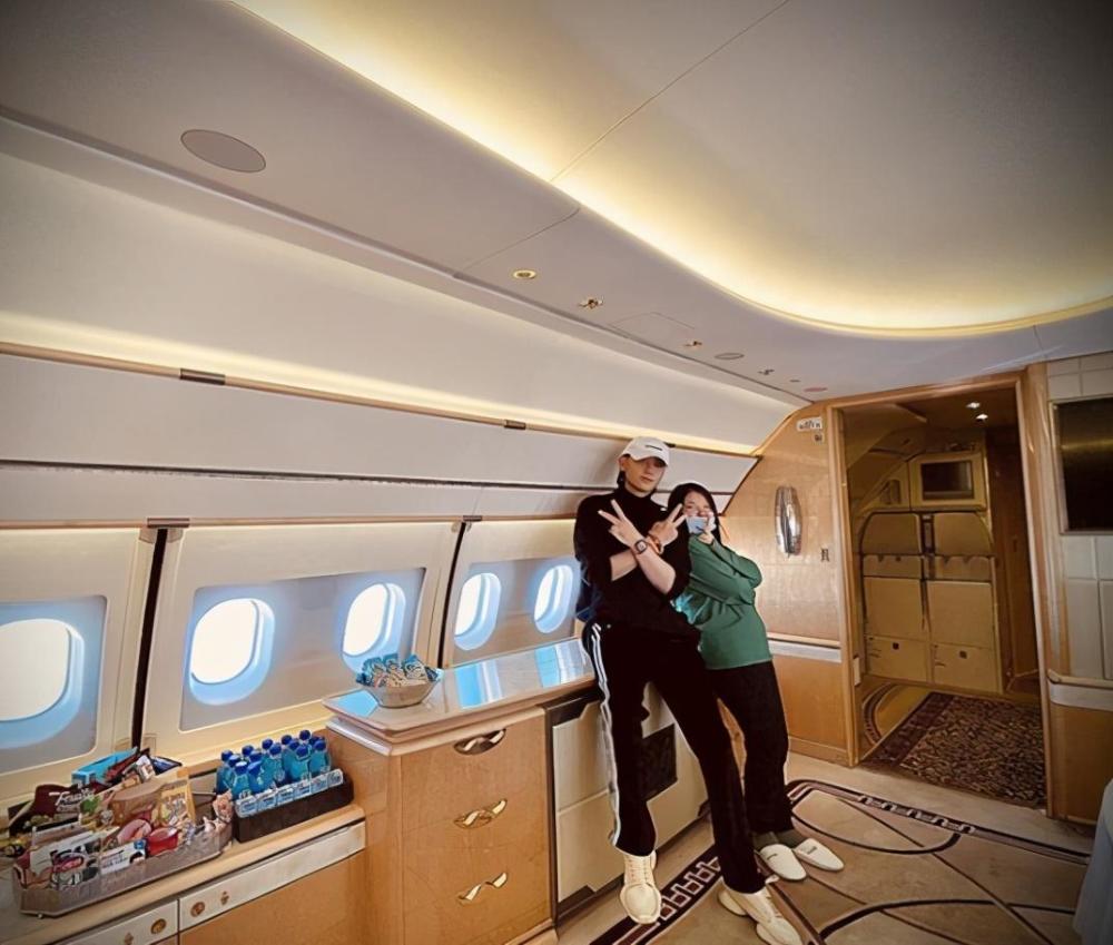 黄子韬|黄子韬再秀私人飞机，躺在专属床位上超舒适，内部富丽堂皇如宫殿