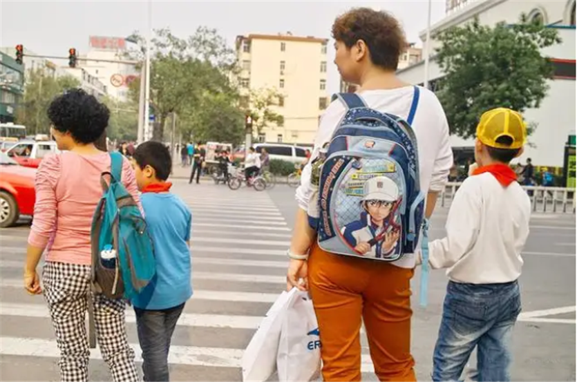 更何况现在的孩子除了上学,还要参加各种辅导班,兴趣班,回家时天早