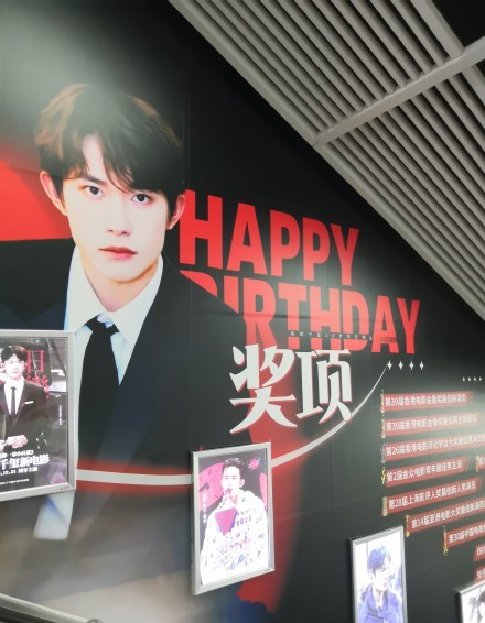 易烊千玺到厦门,忘记温差穿的有点多,当地粉丝应援活动很特别