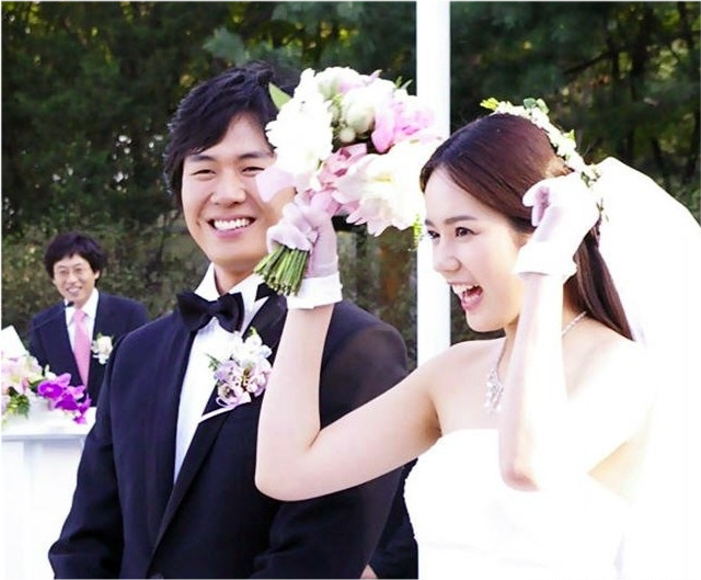 延政勋公开青涩结婚照入伍前将韩佳人收服精通摄影赛车才华满溢