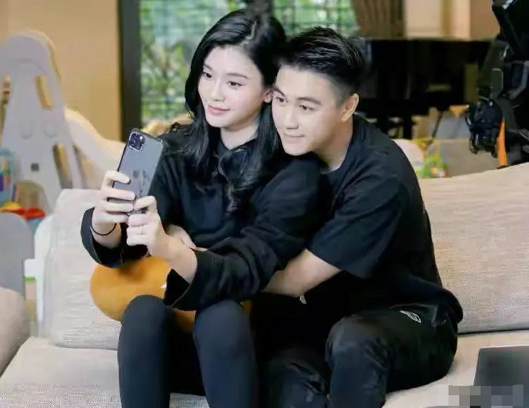 何超莲|女友硕士毕业窦骁发文炫耀，何超莲高情商回应二人经济悬殊大