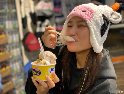 何超莲|女友硕士毕业窦骁发文炫耀，何超莲高情商回应二人经济悬殊大