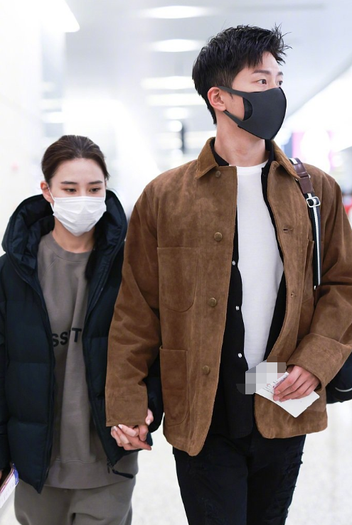 何超莲|女友硕士毕业窦骁发文炫耀，何超莲高情商回应二人经济悬殊大