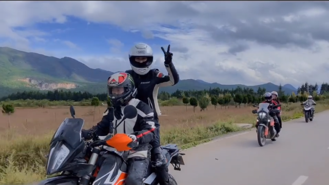 何超莲|女友硕士毕业窦骁发文炫耀，何超莲高情商回应二人经济悬殊大