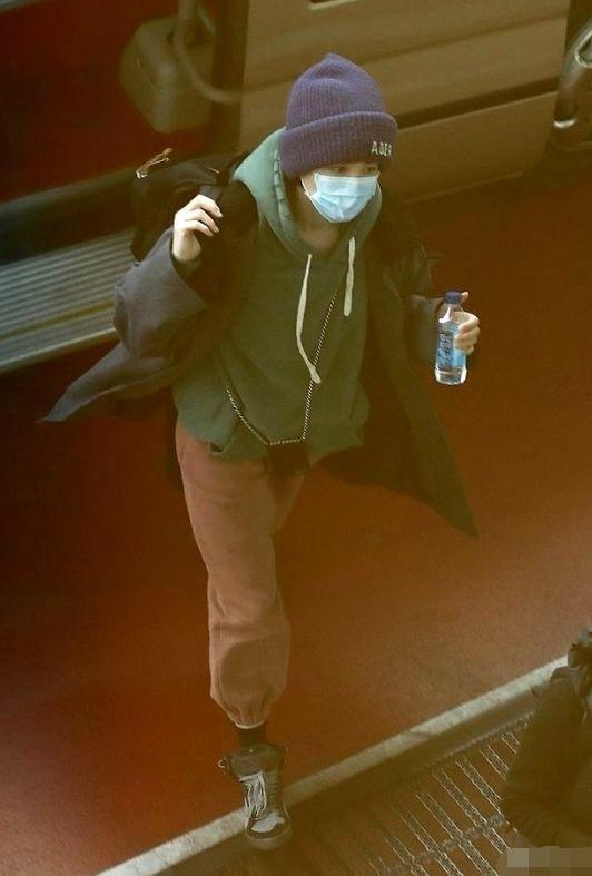 王菲|王菲现身机场，穿衣风格跟谢霆锋一样，细节证明他们仍在一起