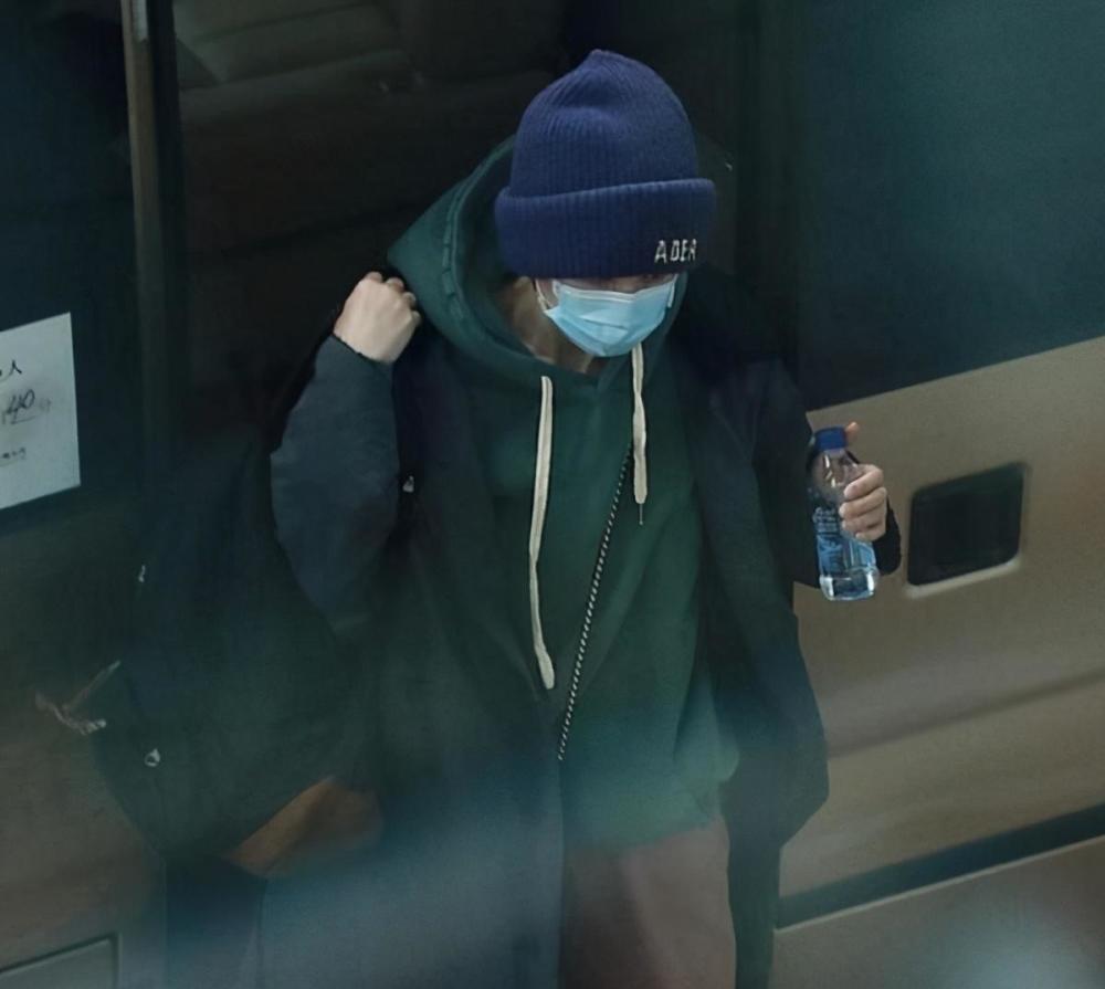 王菲|王菲现身机场，穿衣风格跟谢霆锋一样，细节证明他们仍在一起