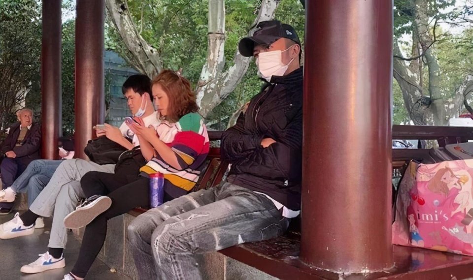 王菲|王菲现身机场，穿衣风格跟谢霆锋一样，细节证明他们仍在一起