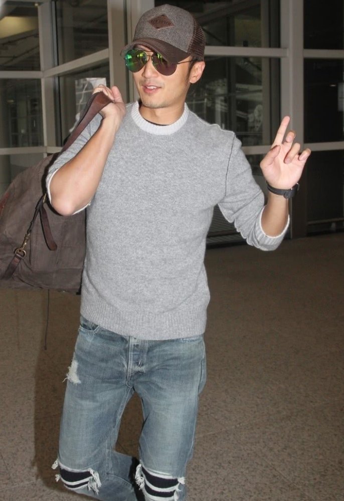 王菲|王菲现身机场，穿衣风格跟谢霆锋一样，细节证明他们仍在一起