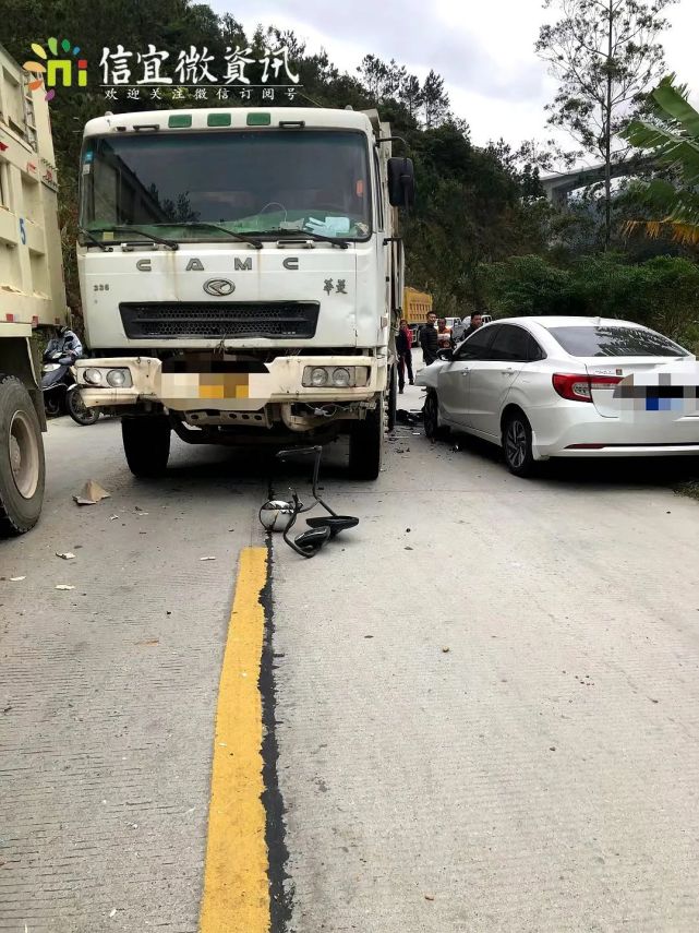 涉事車輛並列在國道上,來往g359國道車輛受阻,所幸這事故沒造成人員