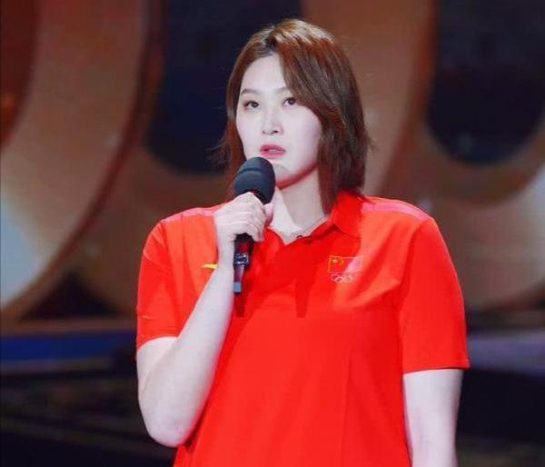 女汉子变女神32岁球队总经理王一梅场边观赛短发干练颜值高