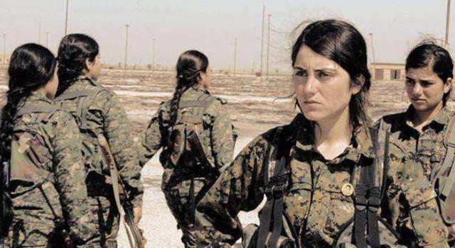 亚美尼亚女兵颜值太高,一夜变成网红,拿着枪与父亲一起保家卫国