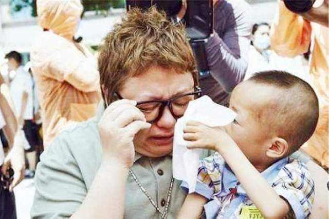 韩红|21年前韩红收养的“天亮了男孩”已长大，酷似吴亦凡，热心公益