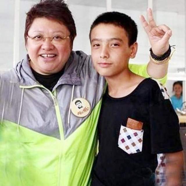 韩红|21年前韩红收养的“天亮了男孩”已长大，酷似吴亦凡，热心公益