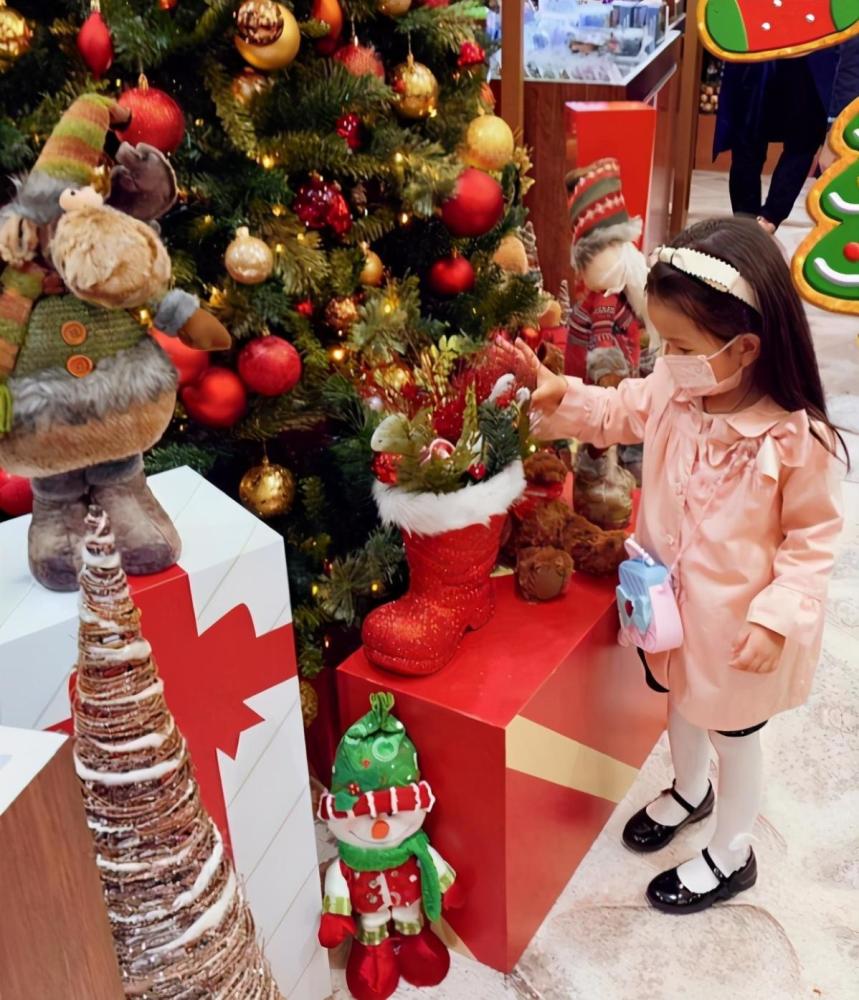 方媛|方媛晒近照带女儿提前欢度圣诞，女儿戴粉色小口罩露侧颜活泼又可爱