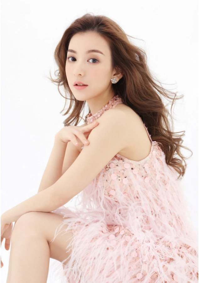 方媛|方媛晒近照带女儿提前欢度圣诞，女儿戴粉色小口罩露侧颜活泼又可爱