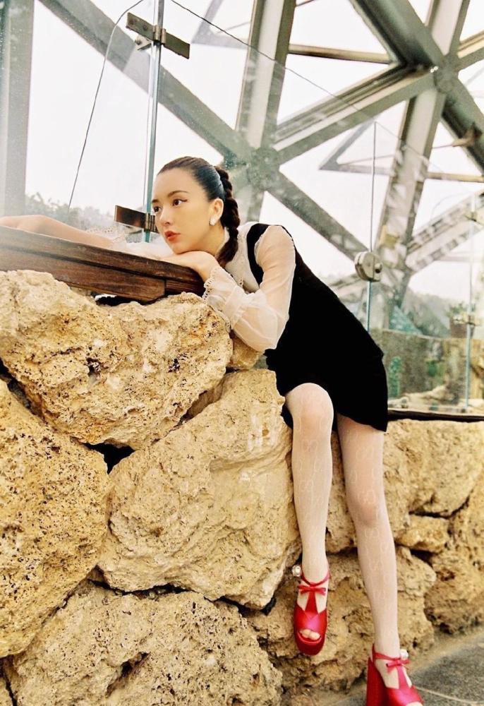 方媛|方媛晒近照带女儿提前欢度圣诞，女儿戴粉色小口罩露侧颜活泼又可爱