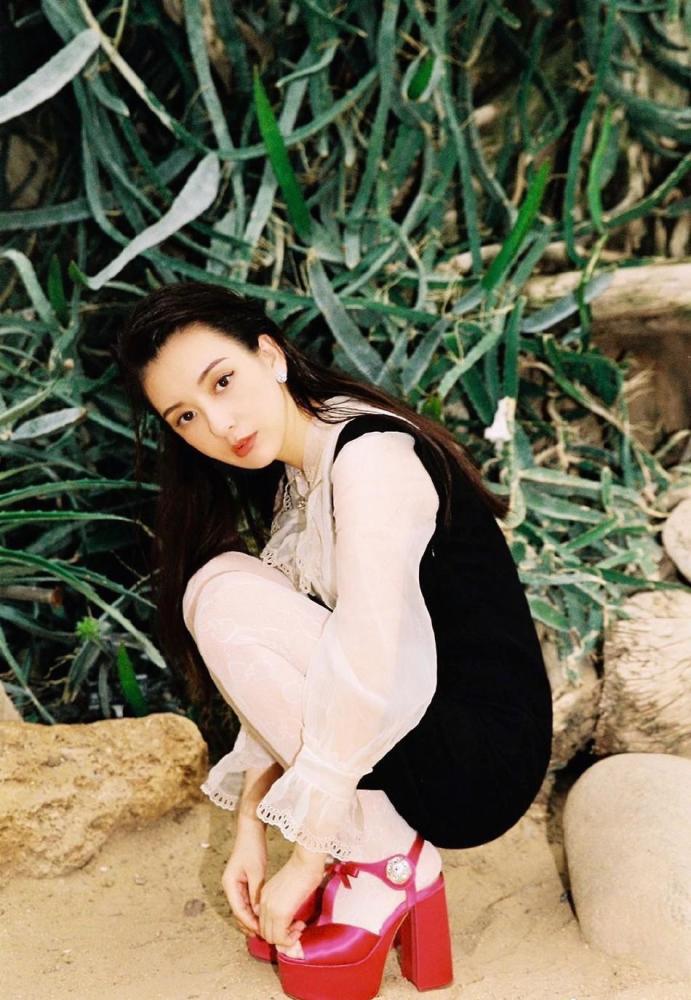 方媛|方媛晒近照带女儿提前欢度圣诞，女儿戴粉色小口罩露侧颜活泼又可爱