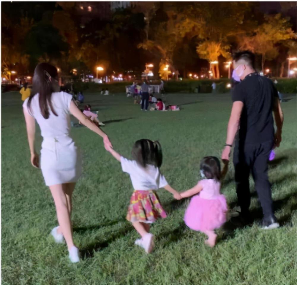 方媛|方媛晒近照带女儿提前欢度圣诞，女儿戴粉色小口罩露侧颜活泼又可爱