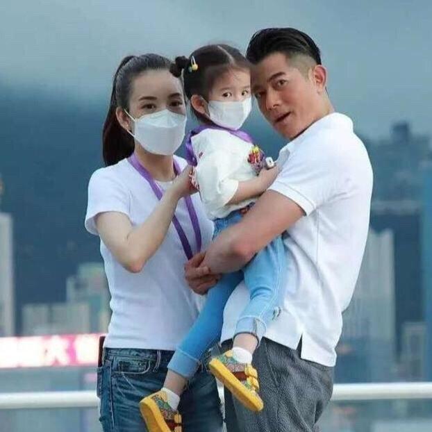 方媛|方媛晒近照带女儿提前欢度圣诞，女儿戴粉色小口罩露侧颜活泼又可爱