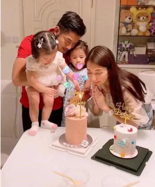 方媛|方媛晒近照带女儿提前欢度圣诞，女儿戴粉色小口罩露侧颜活泼又可爱