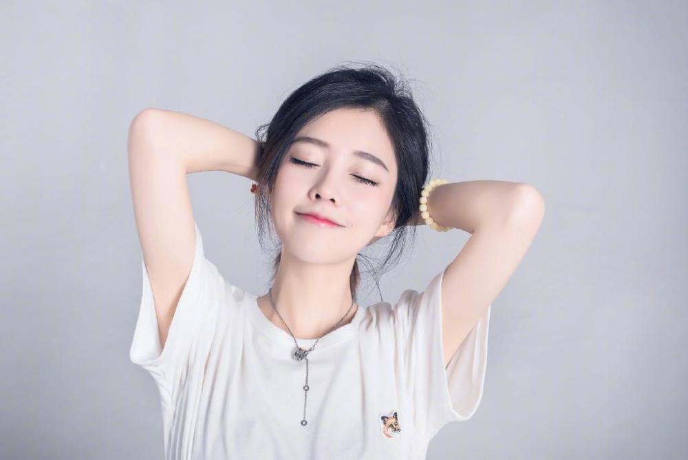 冯提莫|冯提莫转型成功，参加《我们的歌》获赞，网友称状态太奇怪了