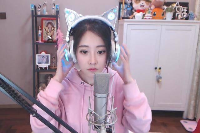 冯提莫|冯提莫转型成功，参加《我们的歌》获赞，网友称状态太奇怪了