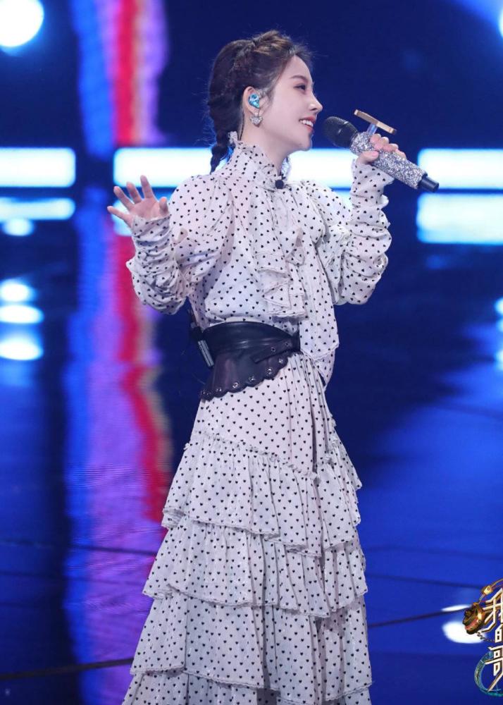 冯提莫|冯提莫转型成功，参加《我们的歌》获赞，网友称状态太奇怪了