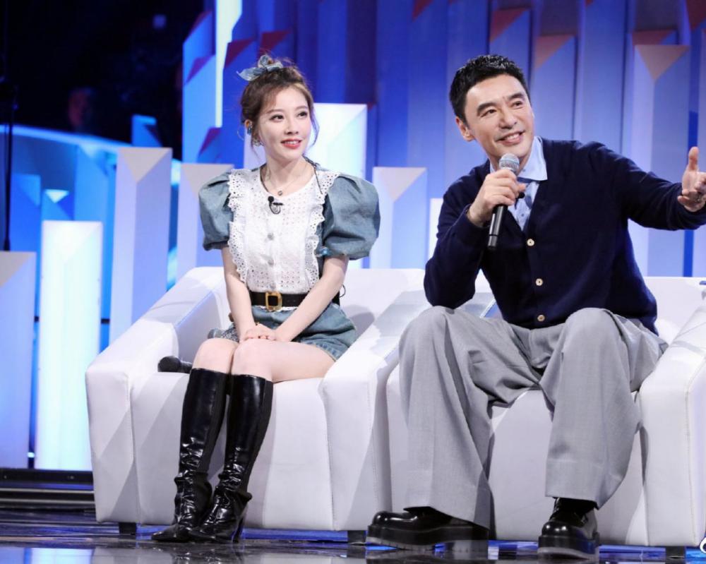 冯提莫|冯提莫转型成功，参加《我们的歌》获赞，网友称状态太奇怪了