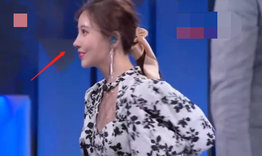 冯提莫|冯提莫转型成功，参加《我们的歌》获赞，网友称状态太奇怪了