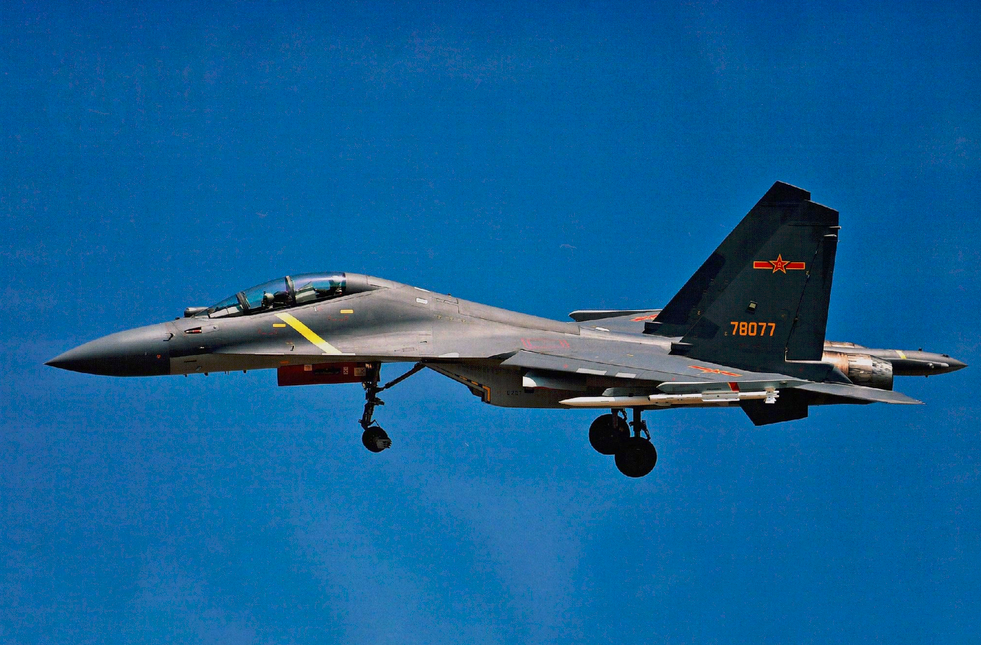 中国仿制俄罗斯苏-30mkk战斗机成功,得到了歼-16双座战斗轰炸机,该机