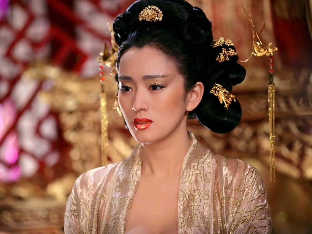 满城尽带黄金甲中巩俐知道周润发下药为什么她还要喝