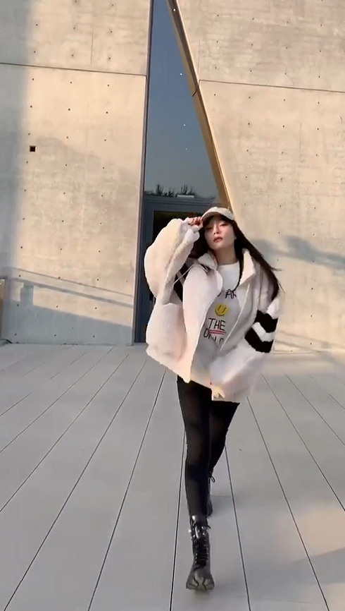 李小璐|凭借新歌高调复出后，李小璐再晒视频，衣服上ONE字引争议