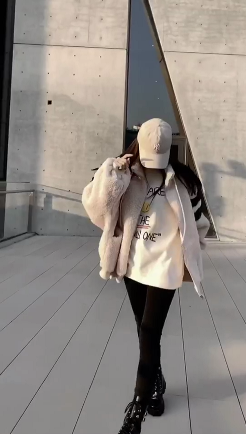 李小璐|凭借新歌高调复出后，李小璐再晒视频，衣服上ONE字引争议