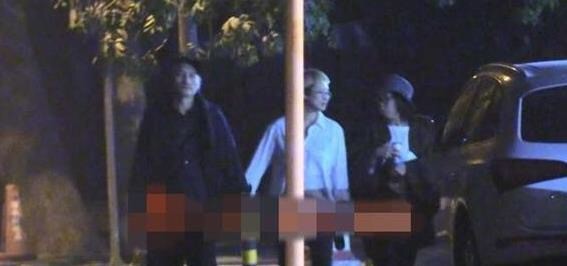 徐克|70岁徐克携小30岁女友外出就餐，超大钻戒亮人眼，忘年恋也这样甜