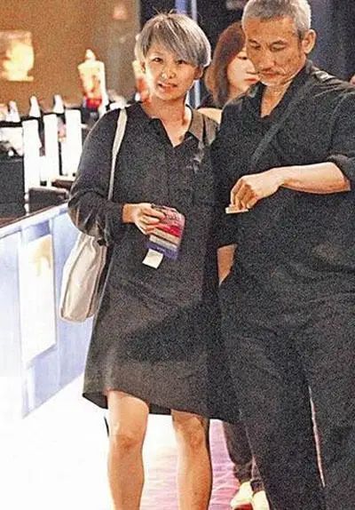 徐克|70岁徐克携小30岁女友外出就餐，超大钻戒亮人眼，忘年恋也这样甜