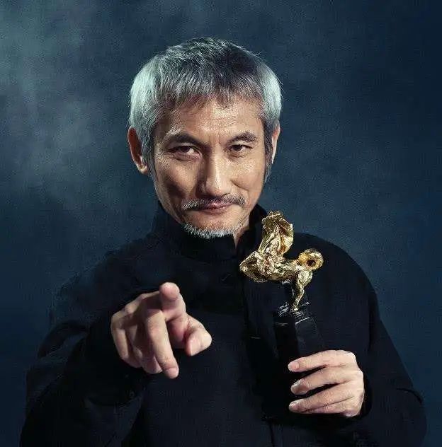 徐克|70岁徐克携小30岁女友外出就餐，超大钻戒亮人眼，忘年恋也这样甜