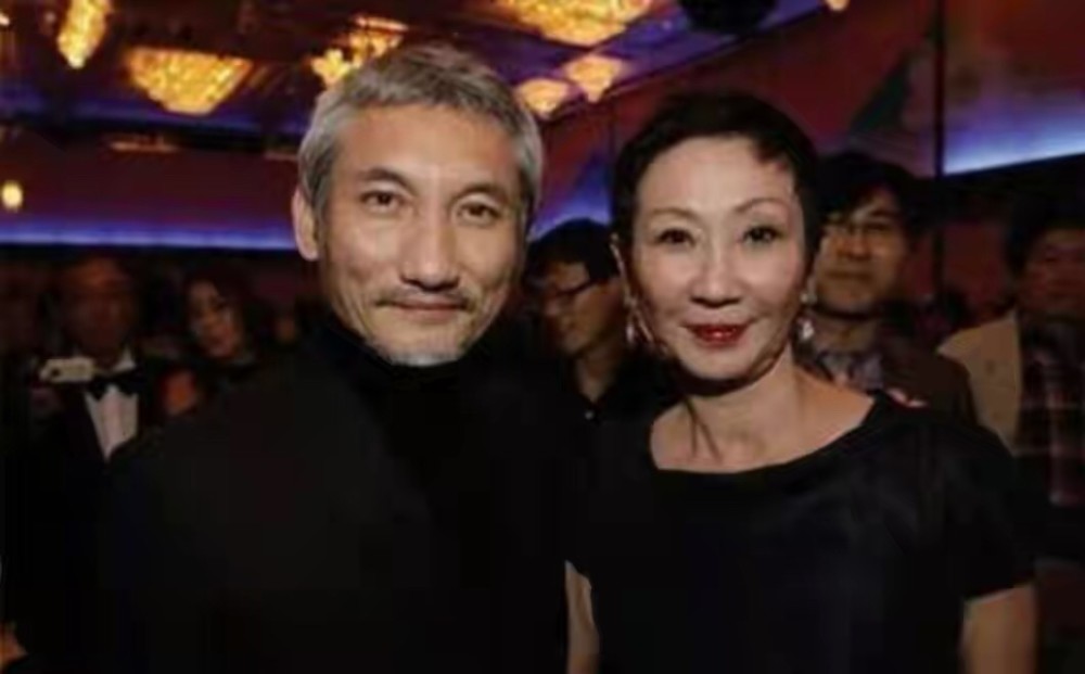 徐克|70岁徐克携小30岁女友外出就餐，超大钻戒亮人眼，忘年恋也这样甜