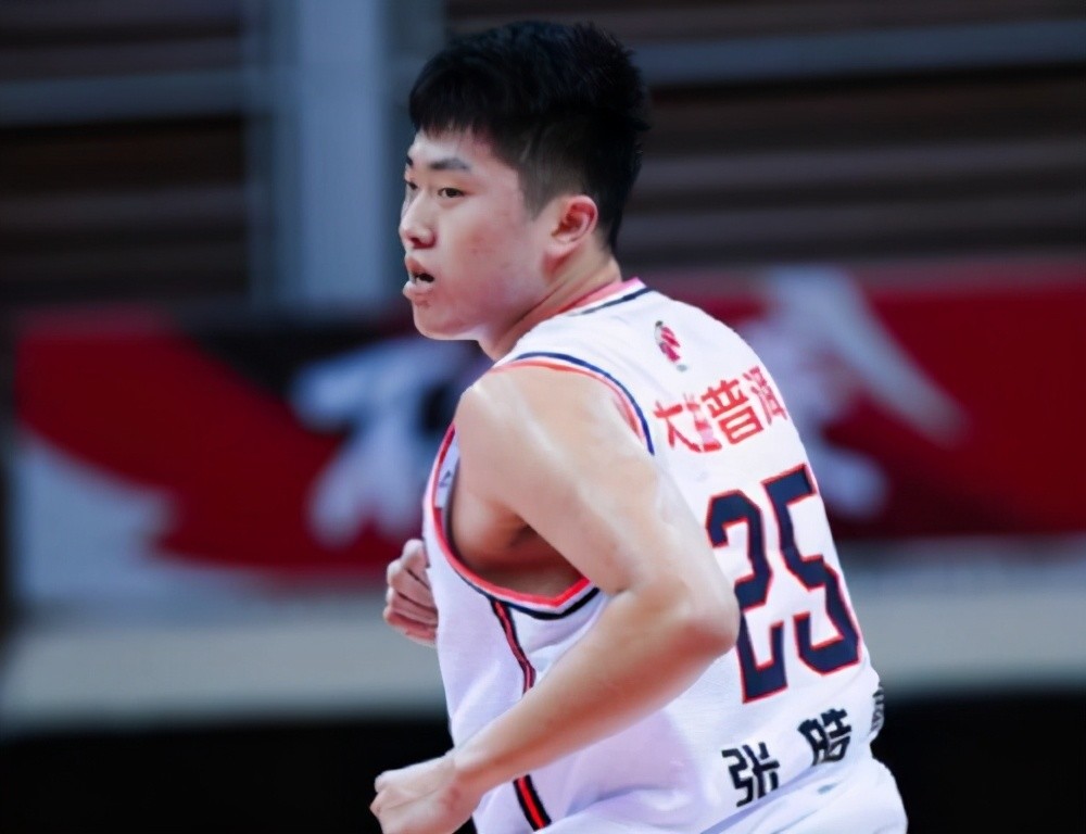 张皓嘉今年只有20岁,本赛季只是他在cba效力的第二个赛季,从他上个