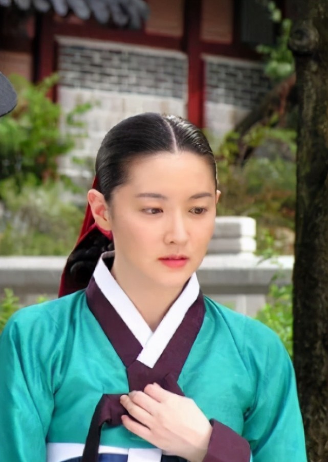 大长今"女主李英爱而这部电视剧的女主人公就是韩国国民女神