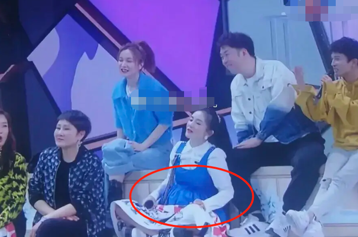 谢娜|谢娜再传怀二胎，最新《快本》肚大如箩，直播突然干呕被疑孕吐