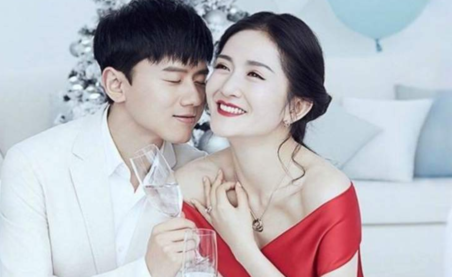 谢娜|谢娜再传怀二胎，最新《快本》肚大如箩，直播突然干呕被疑孕吐