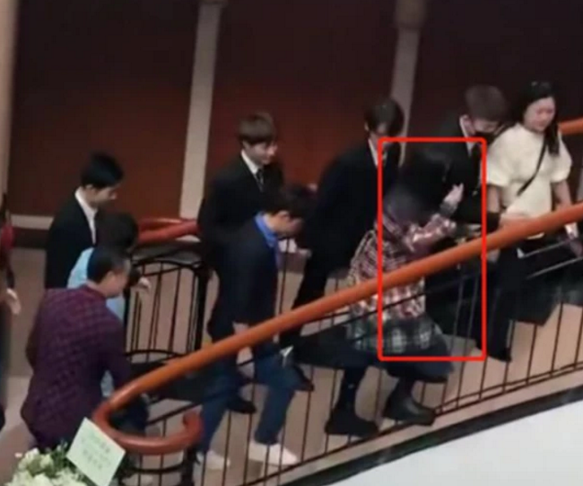 谢娜|谢娜再传怀二胎，最新《快本》肚大如箩，直播突然干呕被疑孕吐