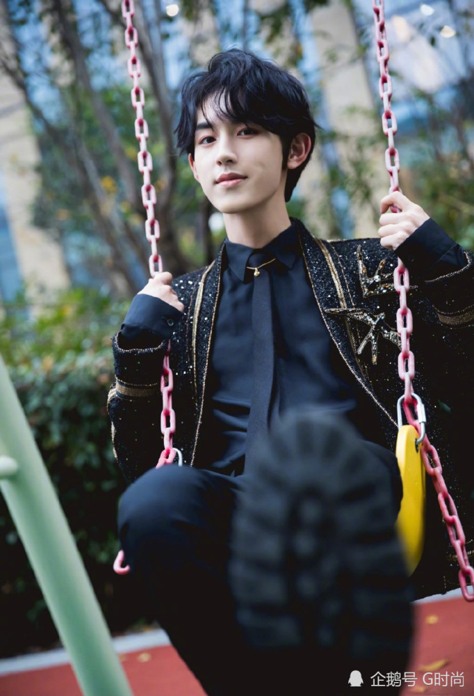 郭俊辰身穿黑色西装镶嵌鎏金刺绣举手投足间展现俊逸流光