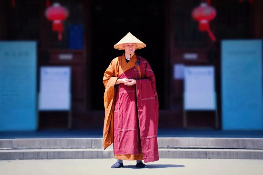 你穿婚纱,我穿袈裟;你将出嫁,我已出家!