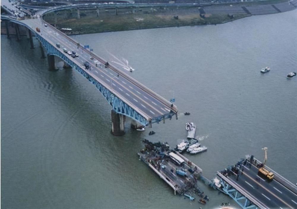 1994年10月21日上午7点40分,横跨汉江的圣水大桥在中央一处桥板突然