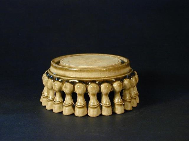 台面圆而平,中间微凹,此砚形状颇似古代辟雍的造型,故称辟雍砚.